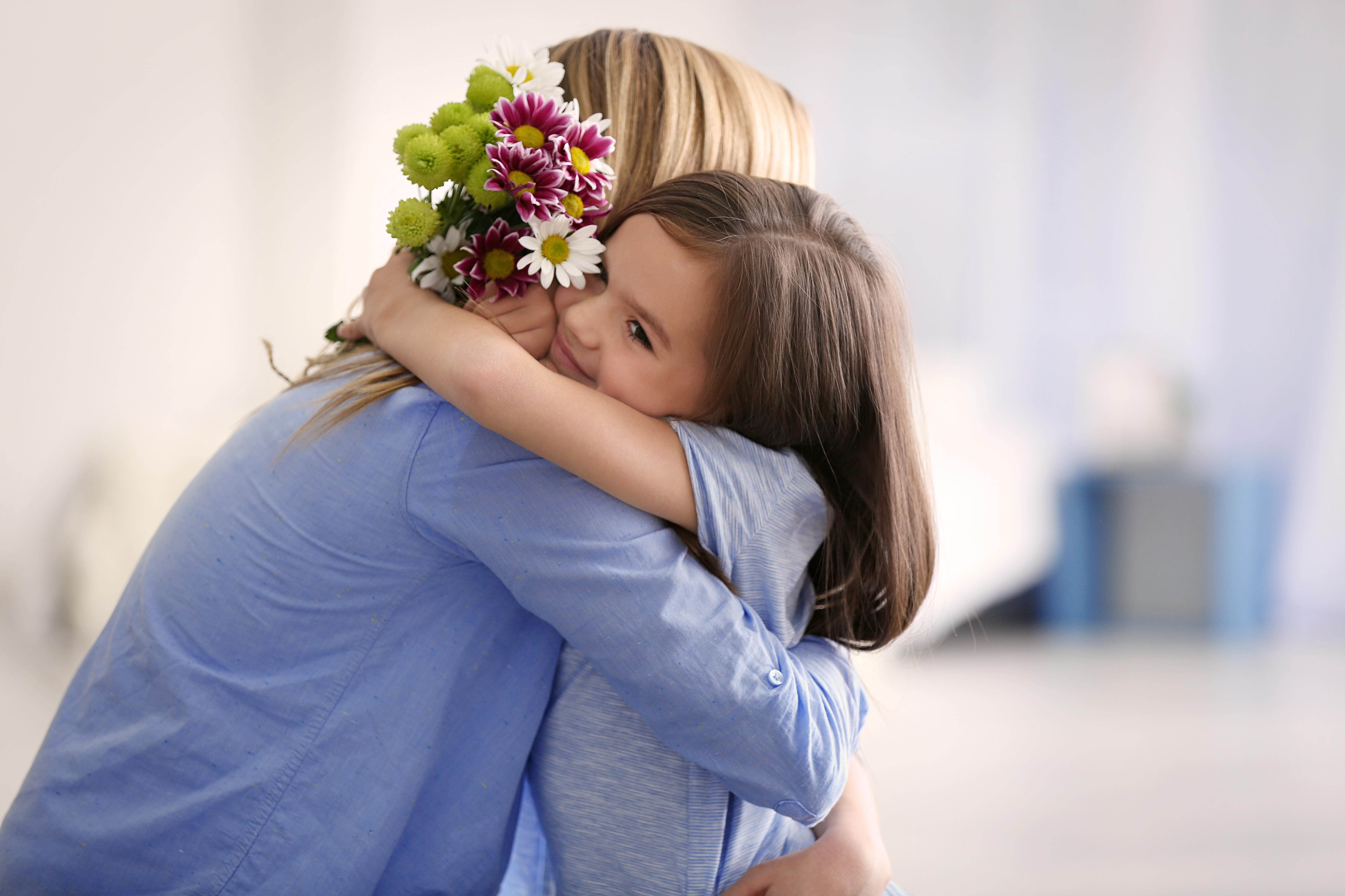 Фотки день мама. День матери. С днем мамы. Мальчик дарит цветы маме. Маме дарят цветы.